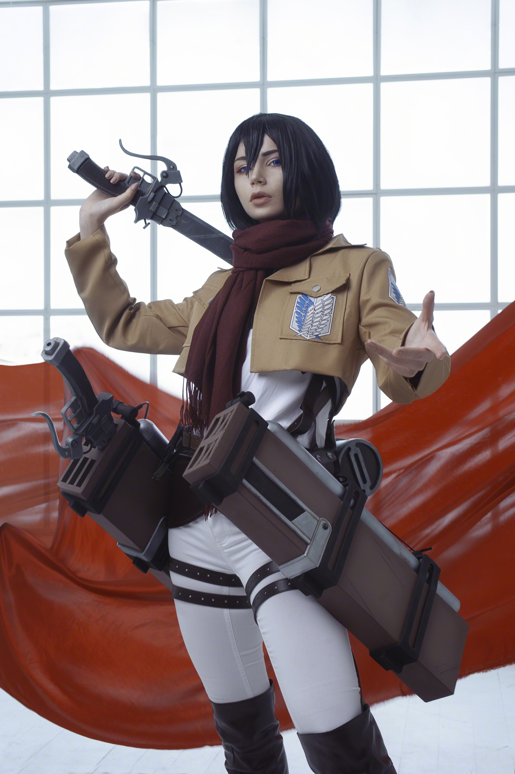 Соблазнительный и аппетитный cosplay Mikasa by Oichi девушка показала все свои дырочки